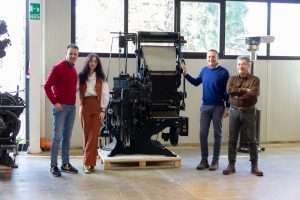 Team editore Rubbettino con la Linotype 5 donata da Antonio Scaccabarozzi